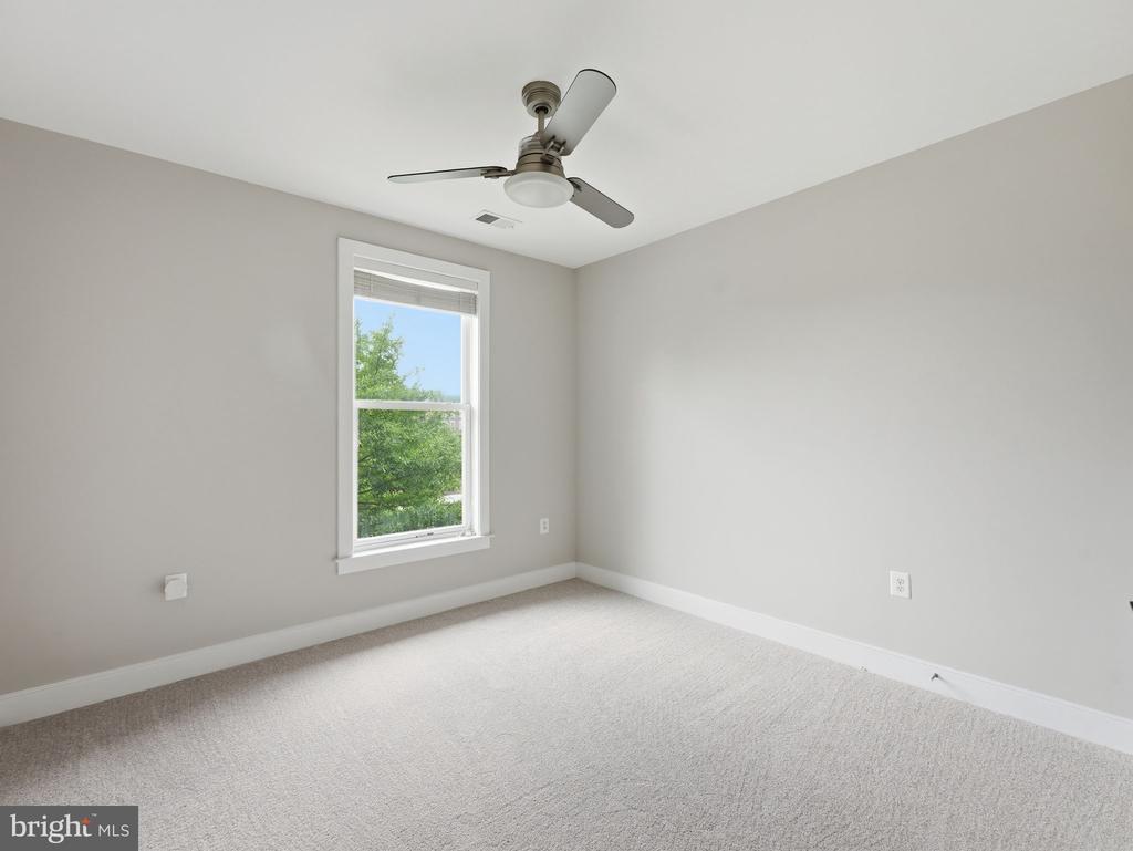 1912 POTOMAC AVENUE Unit: 101