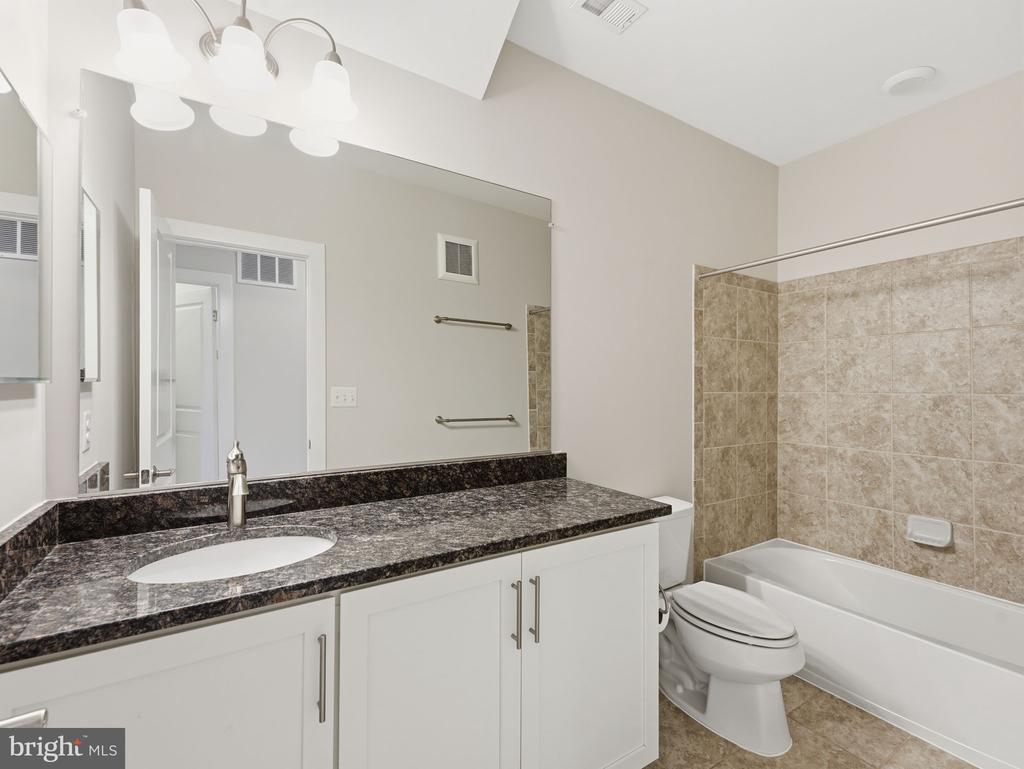1912 POTOMAC AVENUE Unit: 101