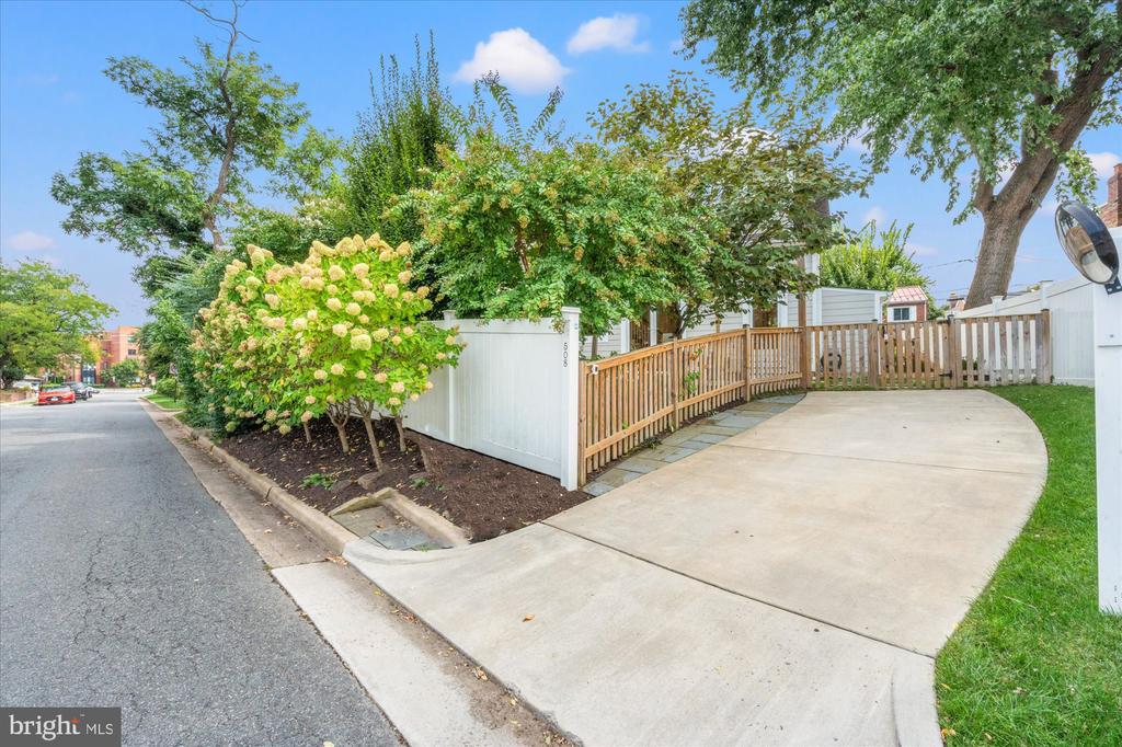 508 E CUSTIS AVENUE