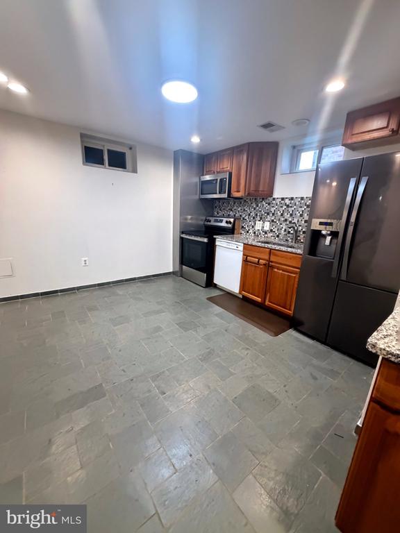 2302 E RANDOLPH AVENUE Unit: BASEMENT