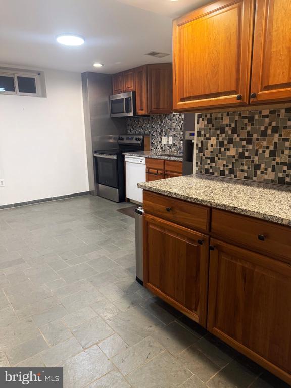2302 E RANDOLPH AVENUE Unit: BASEMENT