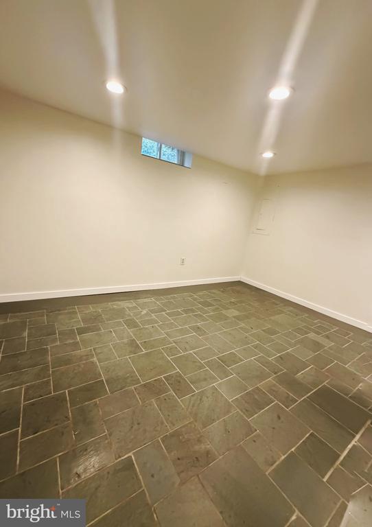 2302 E RANDOLPH AVENUE Unit: BASEMENT