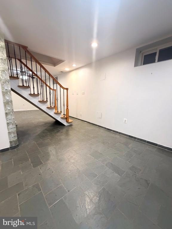 2302 E RANDOLPH AVENUE Unit: BASEMENT