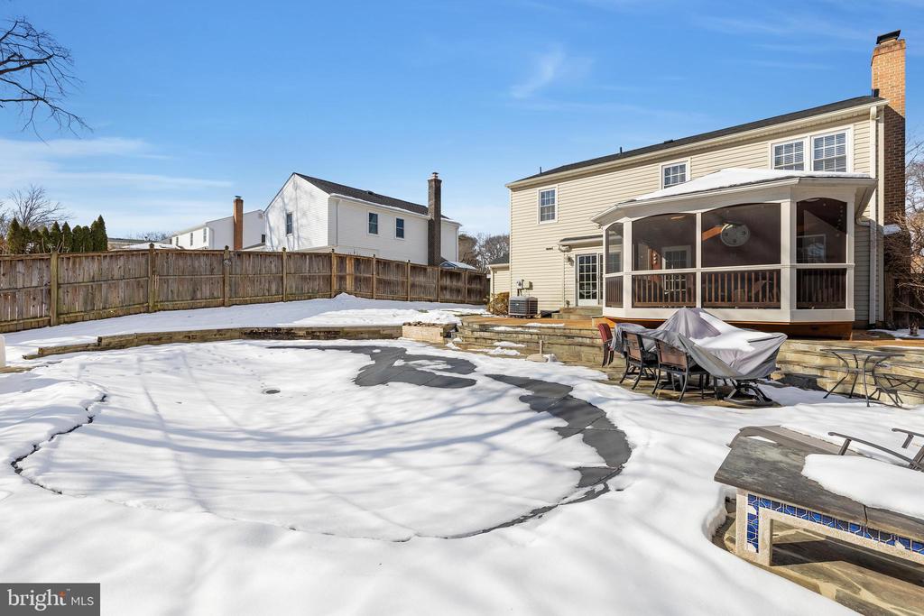 8621 Nanlee Dr