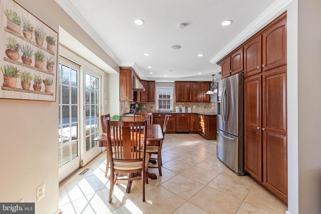 8621 Nanlee Dr
