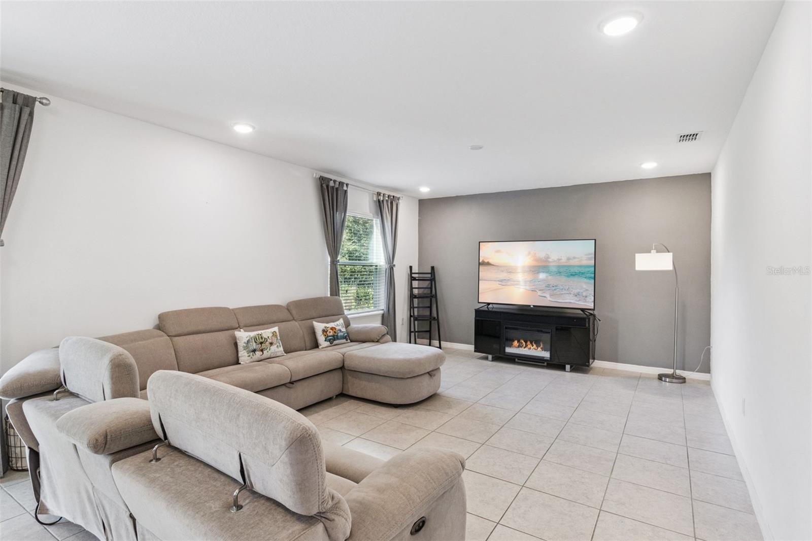 3681 MAGNOLIA DR