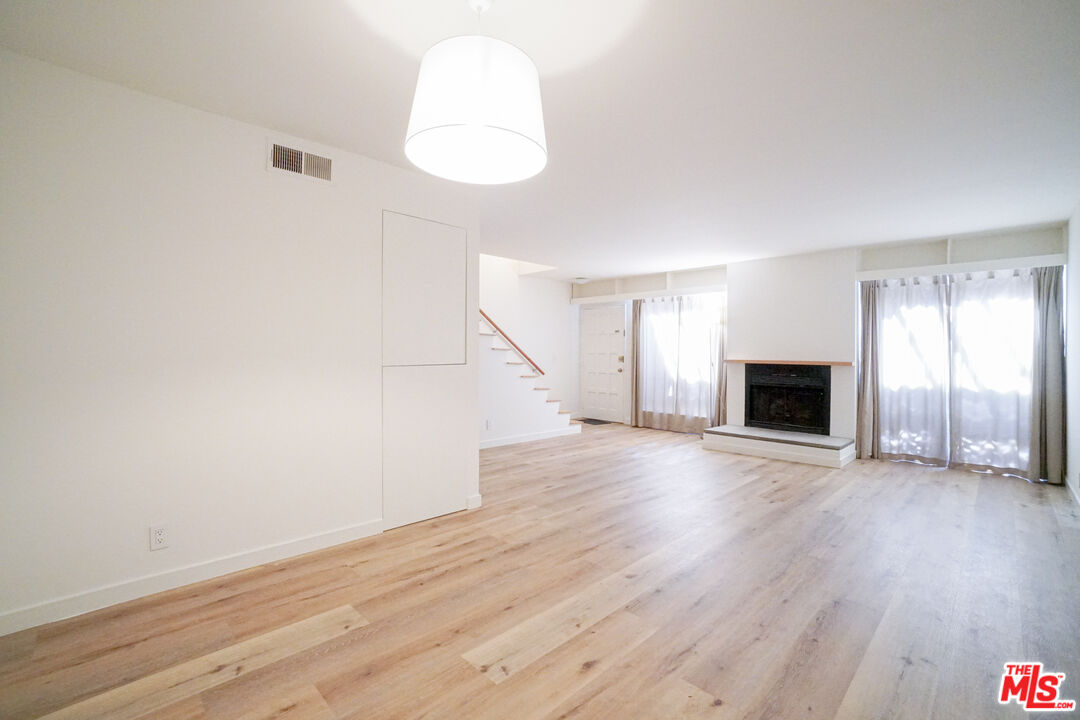 1534 N Formosa Ave Unit: 5