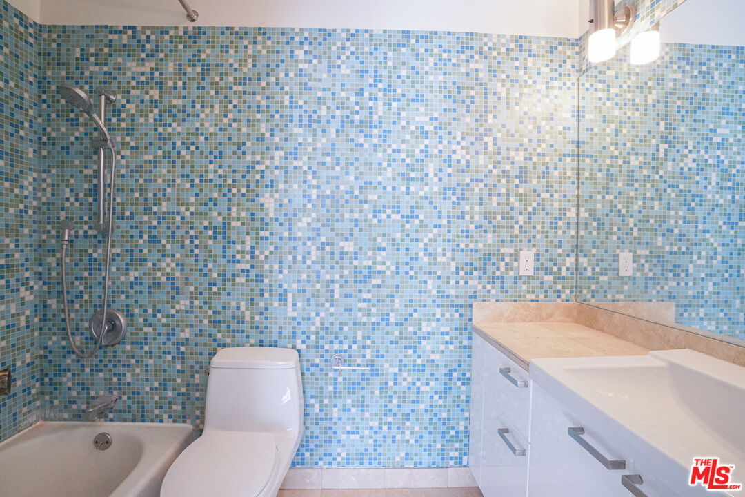 1534 N Formosa Ave Unit: 5