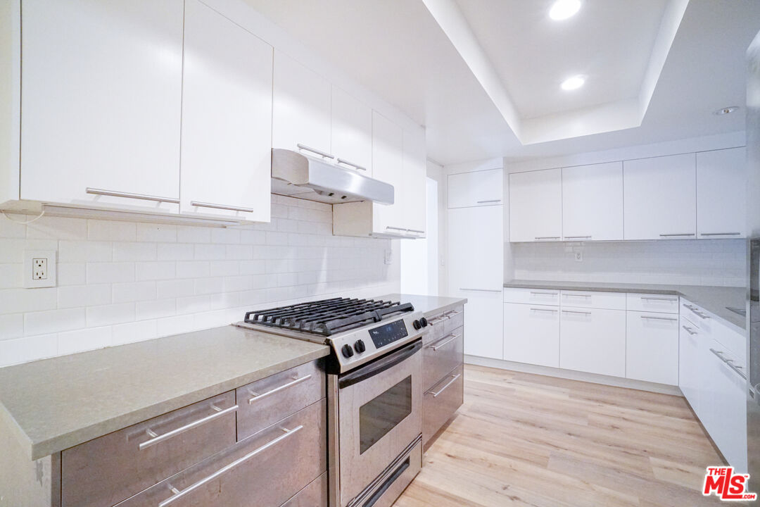 1534 N Formosa Ave Unit: 5