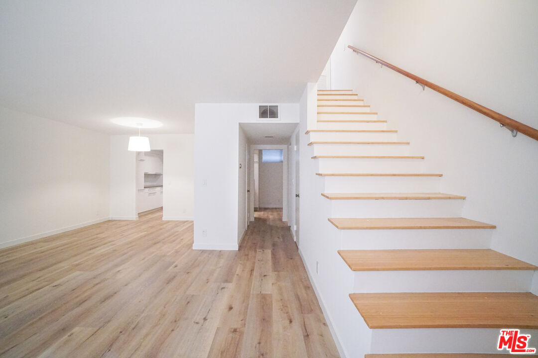 1534 N Formosa Ave Unit: 5