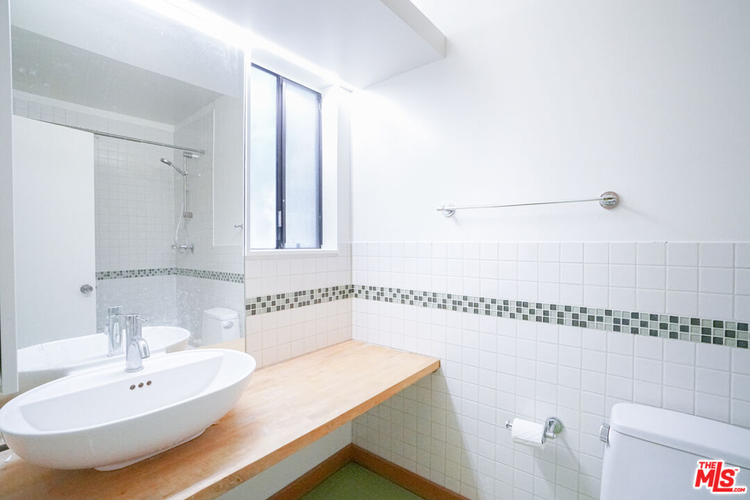 1534 N Formosa Ave Unit: 5