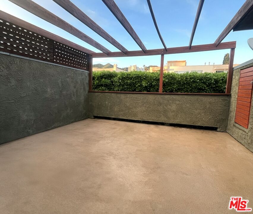 1534 N Formosa Ave Unit: 5