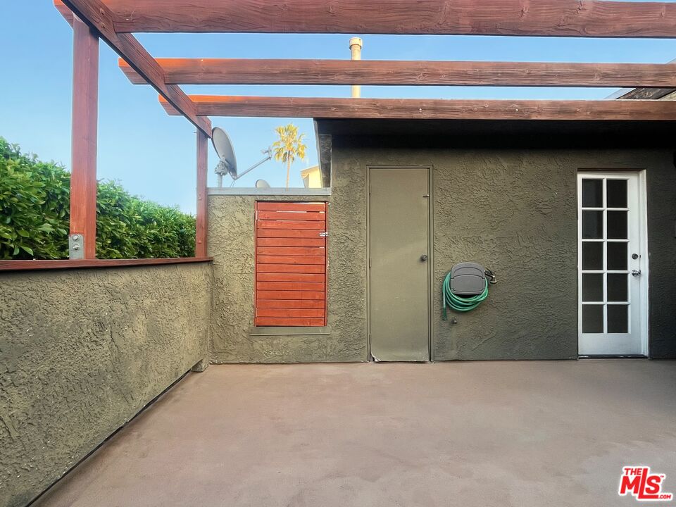 1534 N Formosa Ave Unit: 5