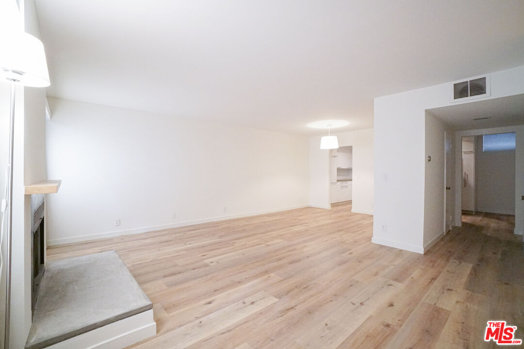 1534 N Formosa Ave Unit: 5