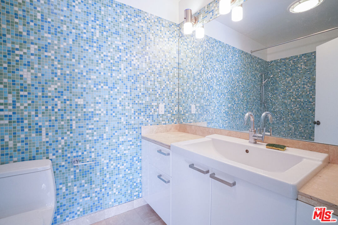 1534 N Formosa Ave Unit: 5
