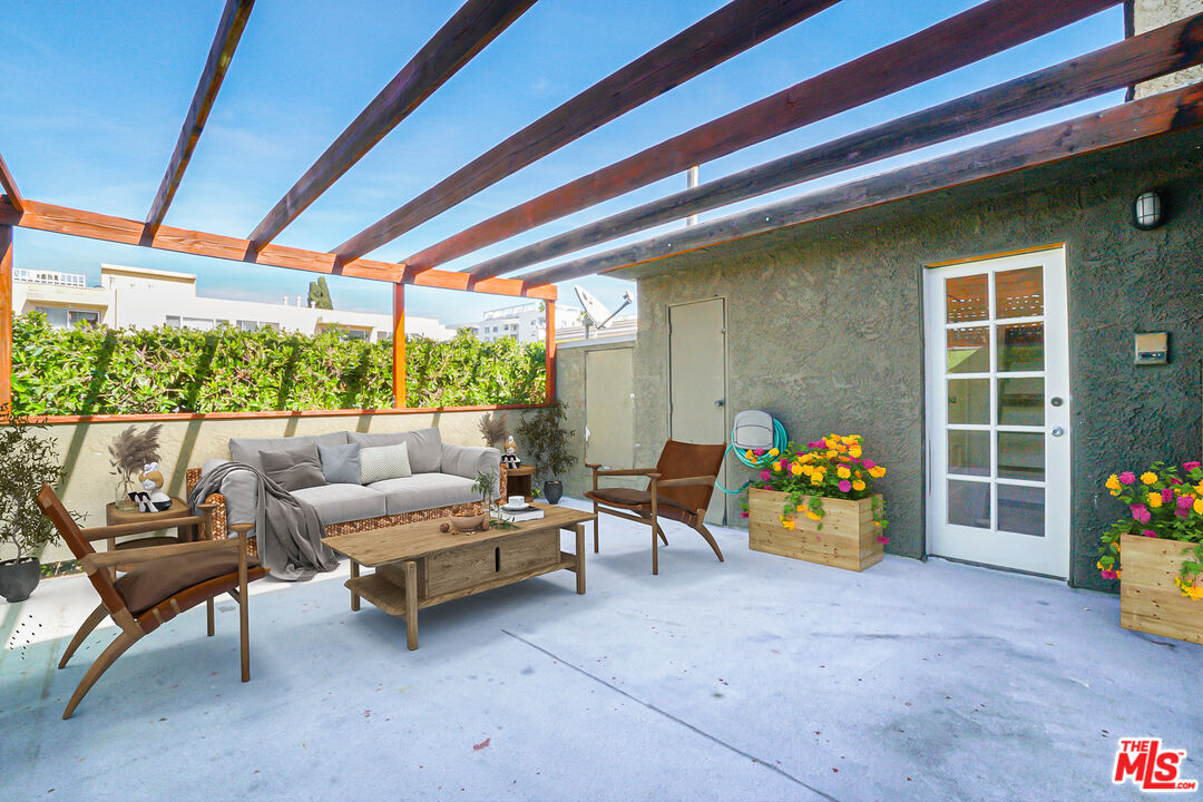1534 N Formosa Ave Unit: 5