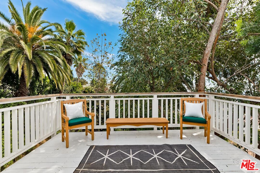 1852 N Vista St