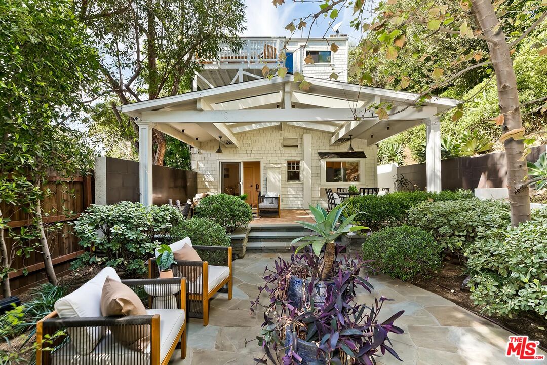 1852 N Vista St
