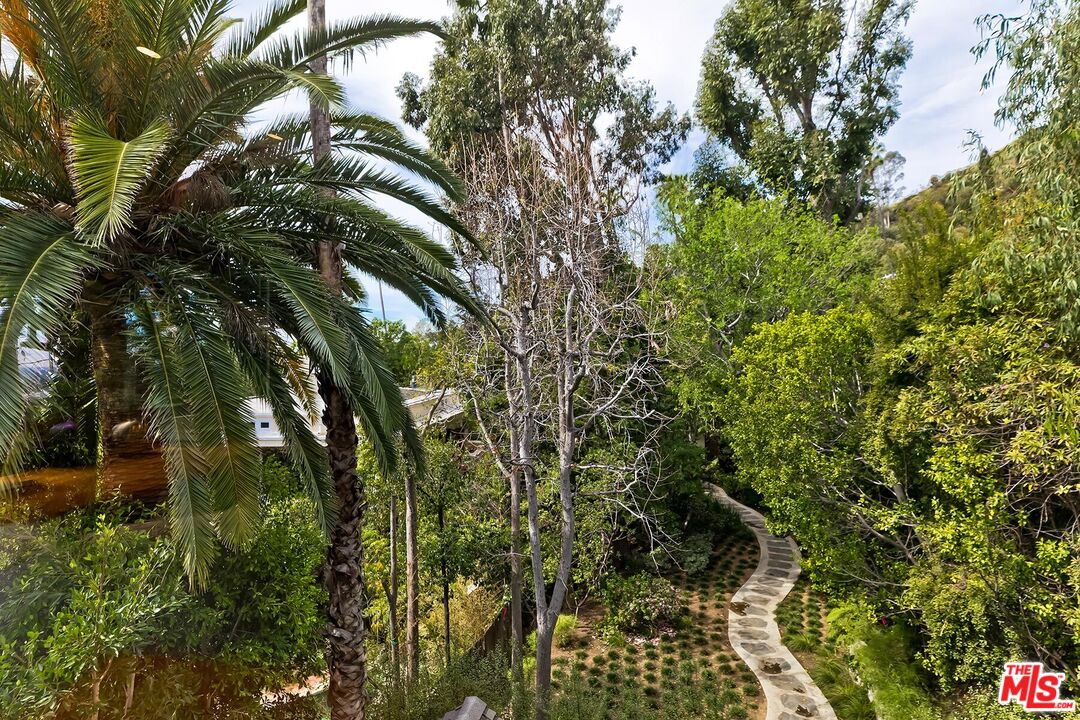 1852 N Vista St