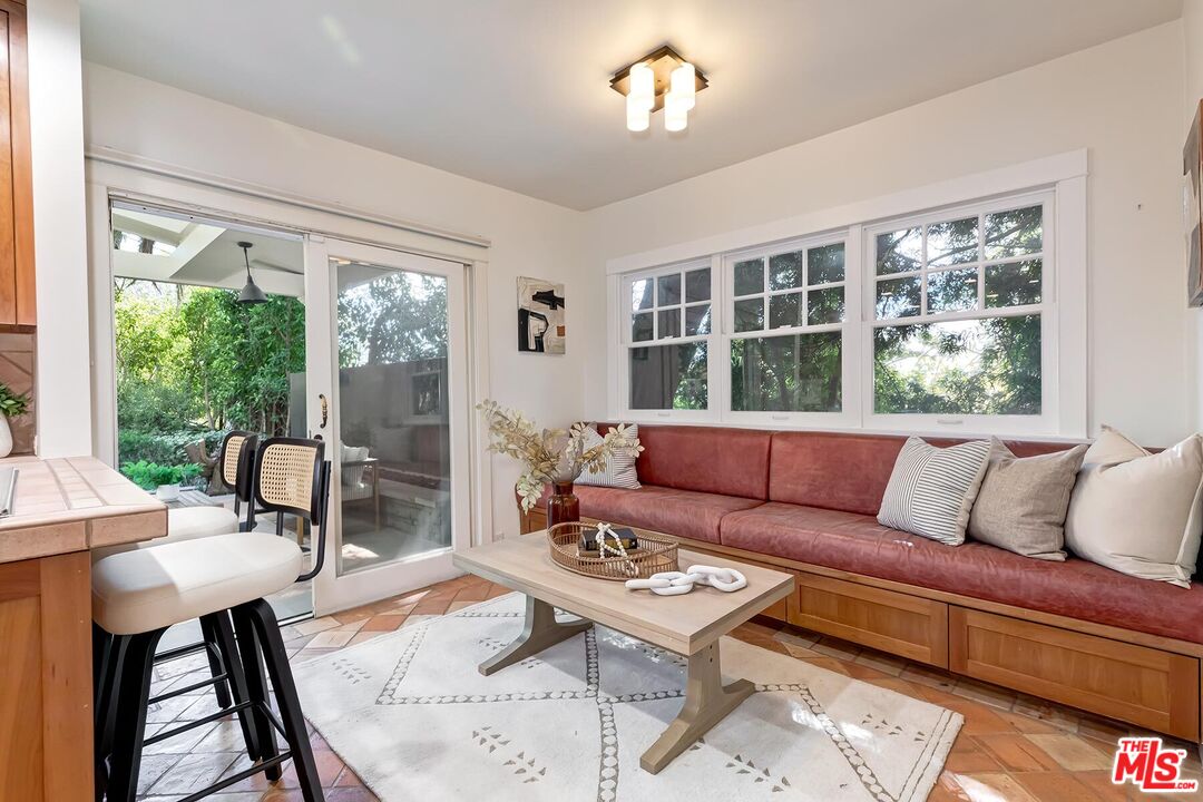 1852 N Vista St