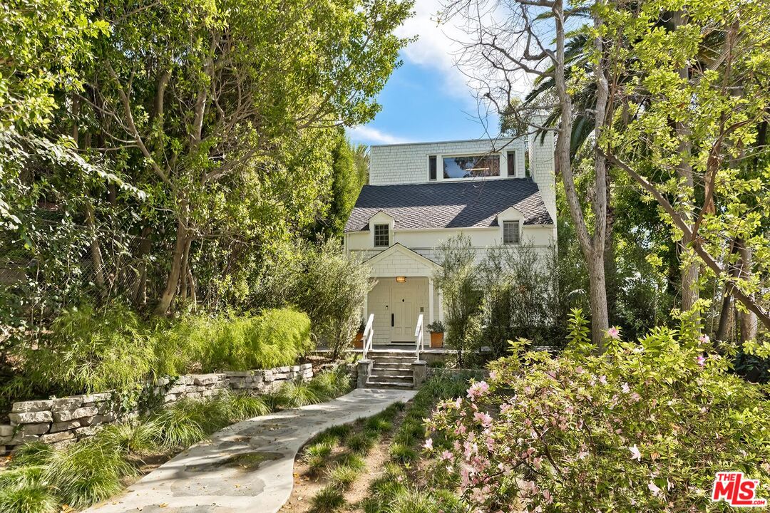 1852 N Vista St