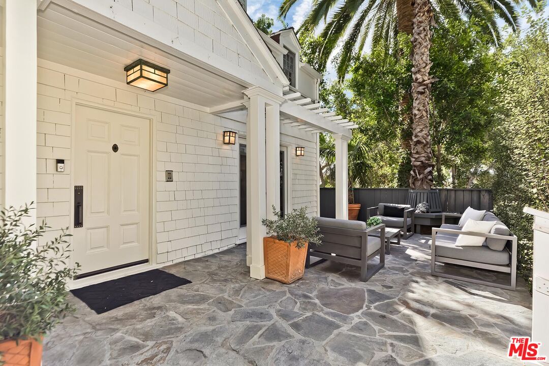 1852 N Vista St