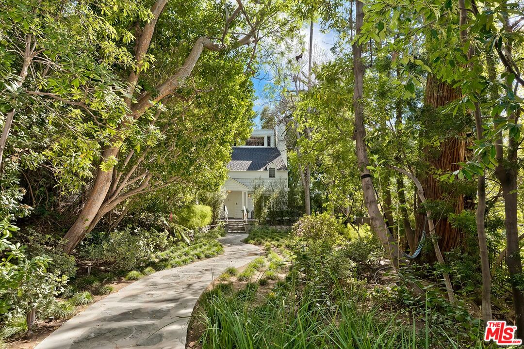 1852 N Vista St