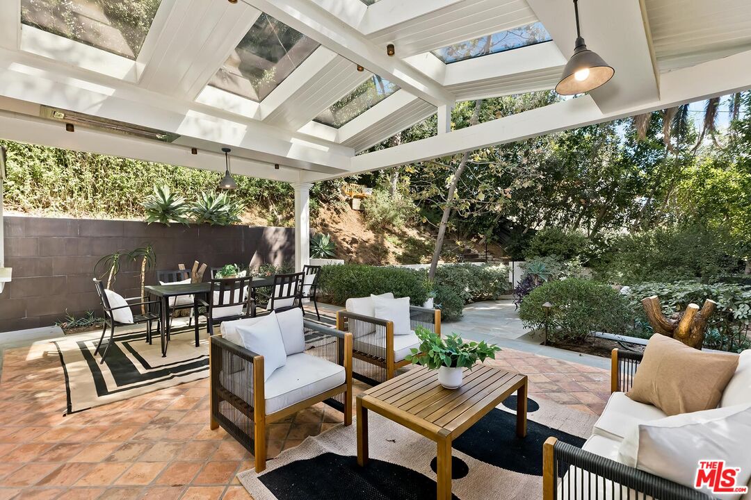 1852 N Vista St
