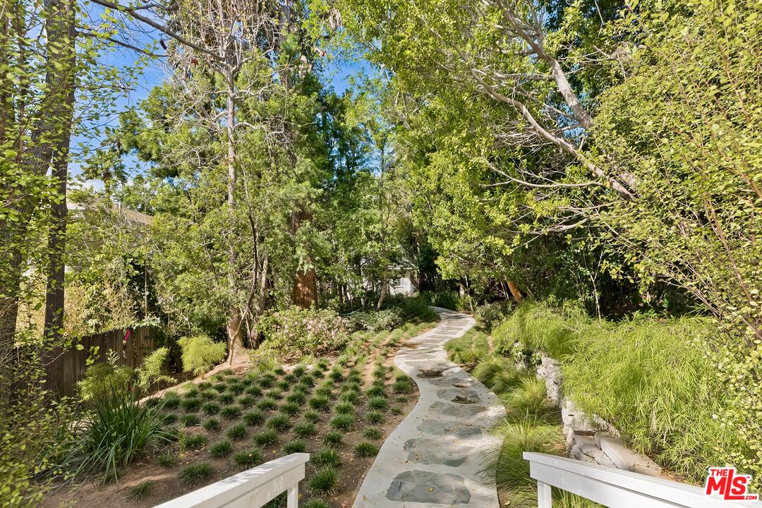 1852 N Vista St