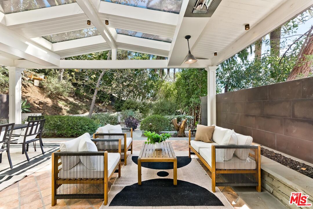 1852 N Vista St