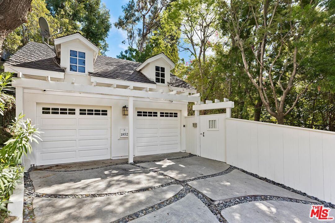 1852 N Vista St