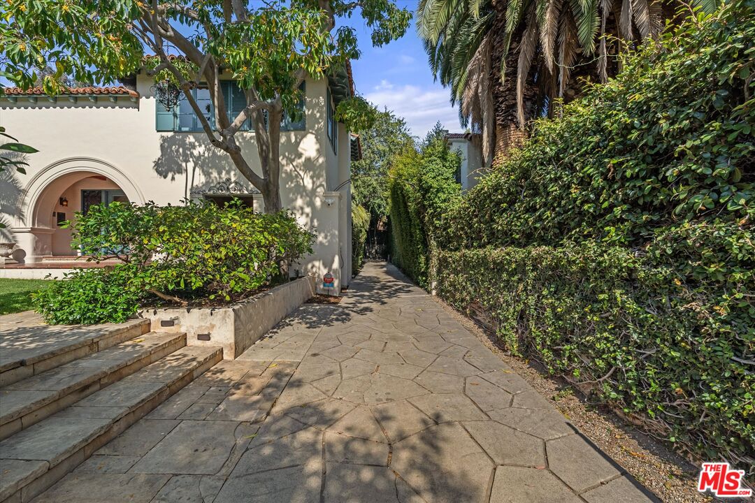 1836 Outpost Dr