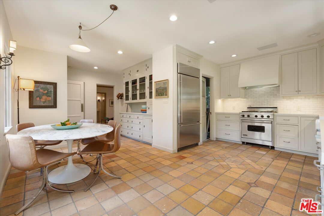 1836 Outpost Dr