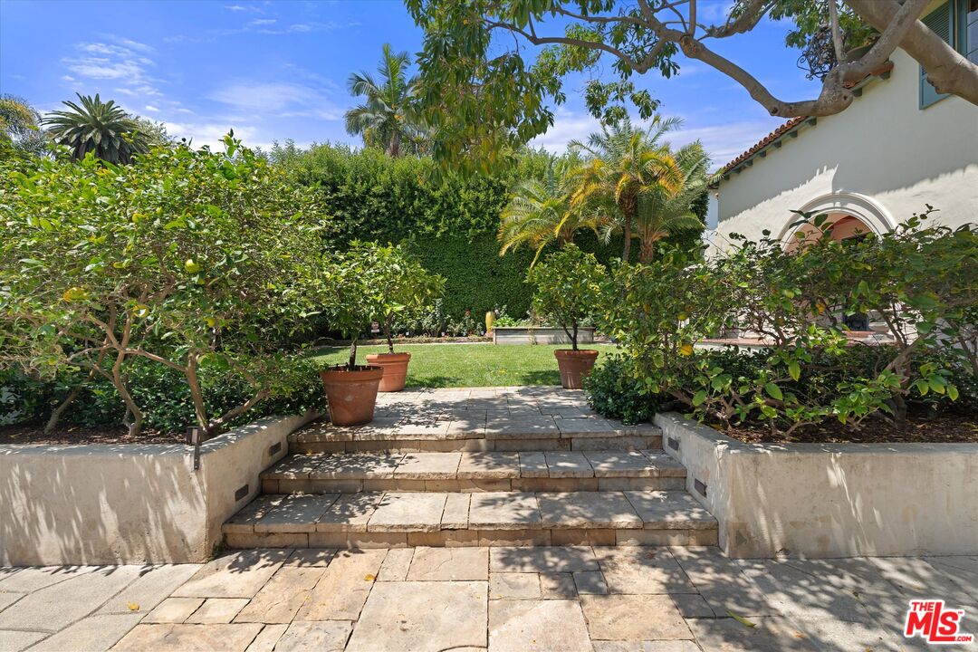 1836 Outpost Dr
