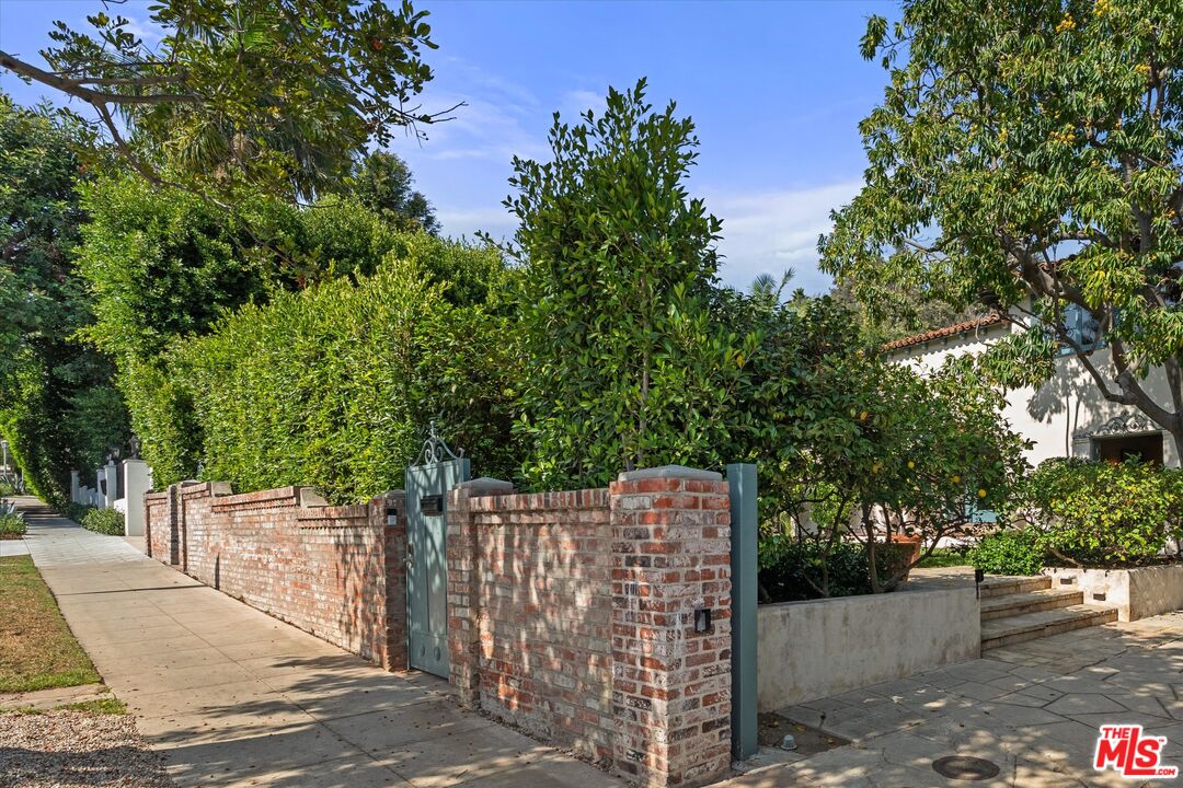 1836 Outpost Dr