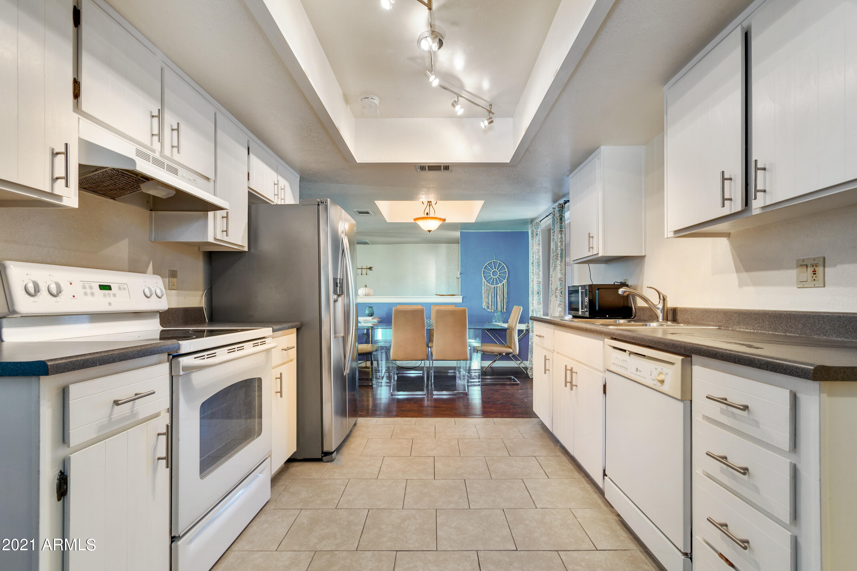 2611 N DORAL Circle