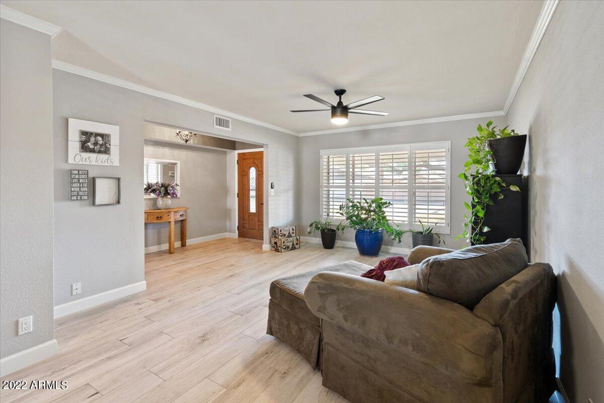 2906 E LAUREL Lane