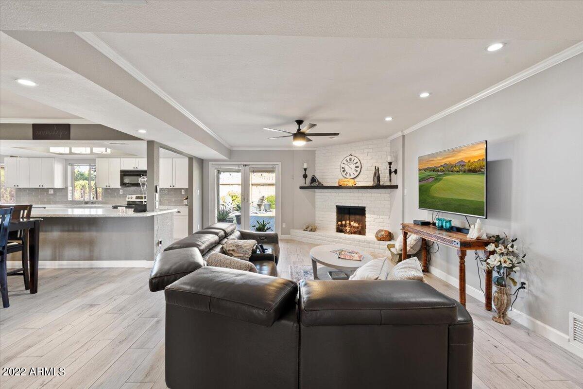 2906 E LAUREL Lane
