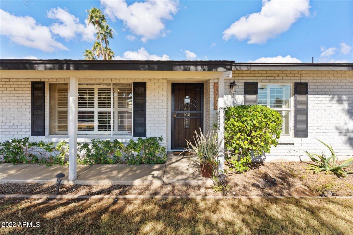 2906 E LAUREL Lane