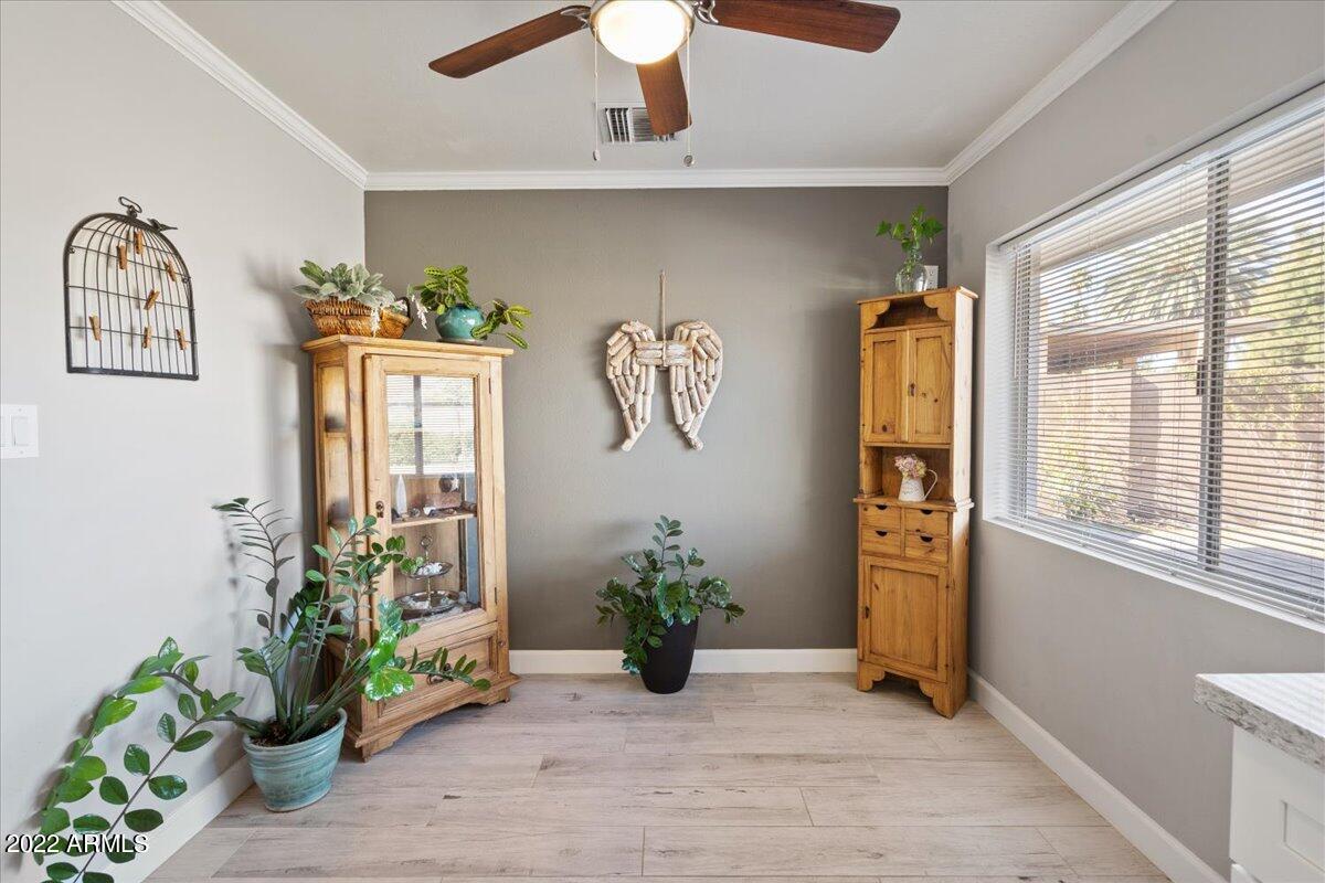 2906 E LAUREL Lane
