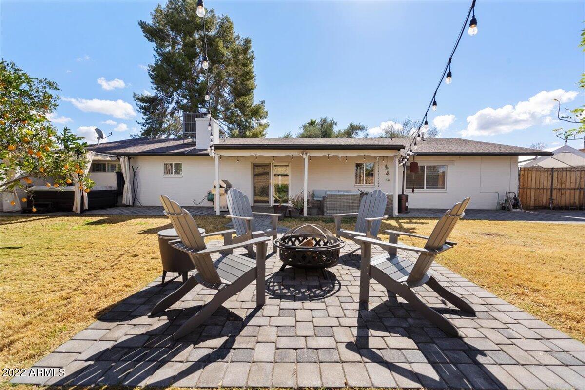 2906 E LAUREL Lane