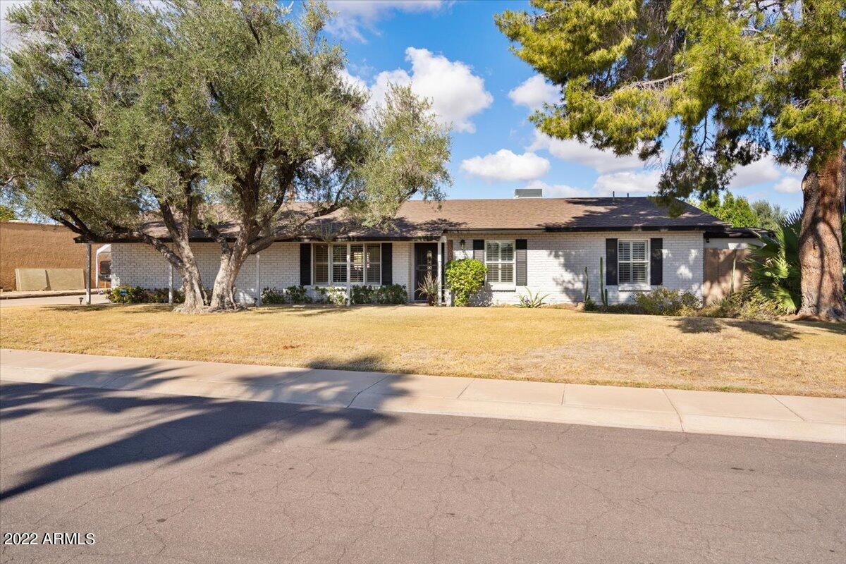 2906 E LAUREL Lane