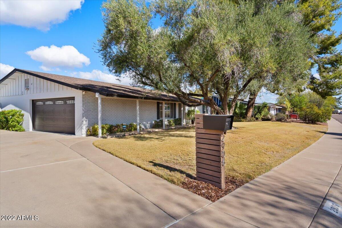 2906 E LAUREL Lane