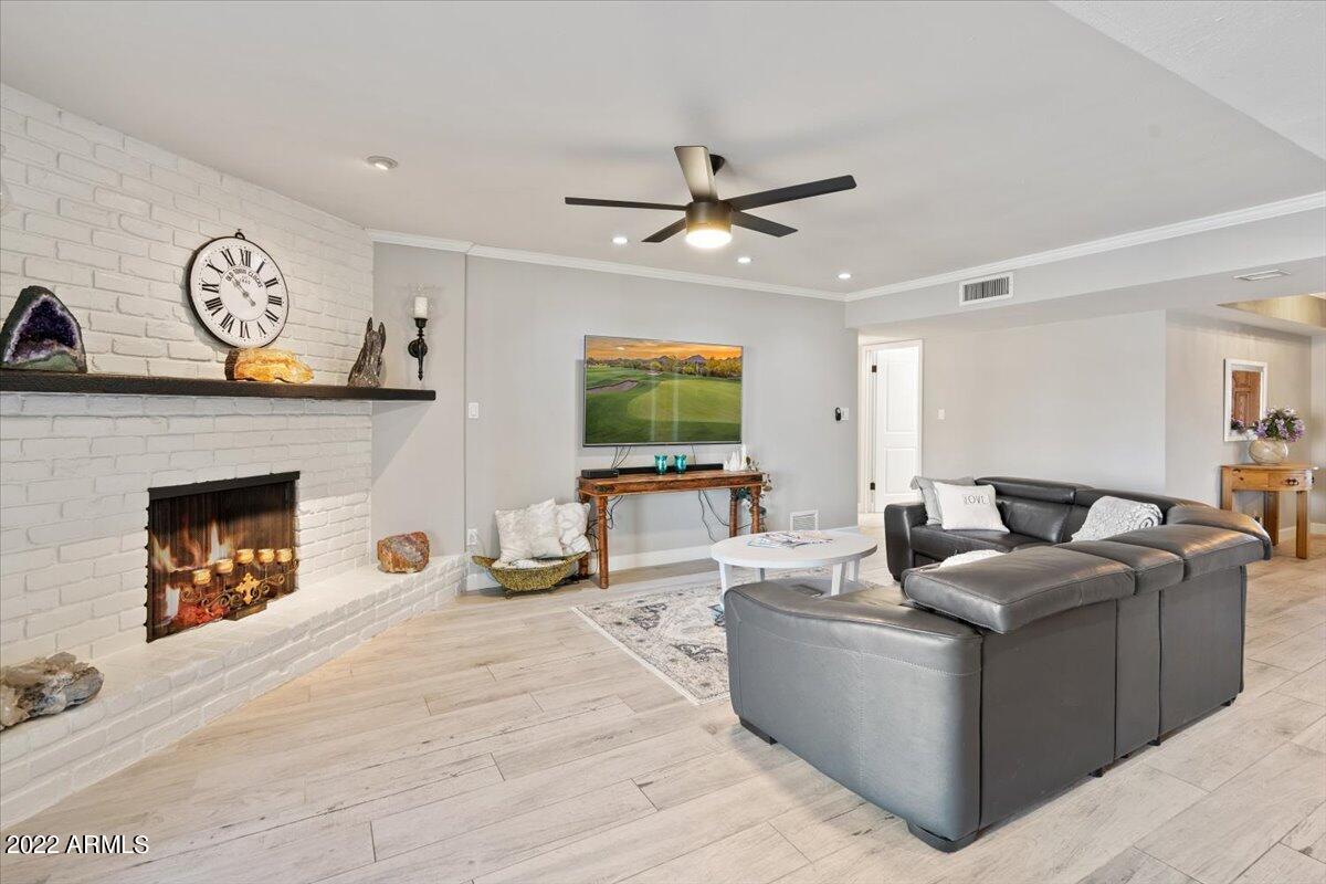 2906 E LAUREL Lane