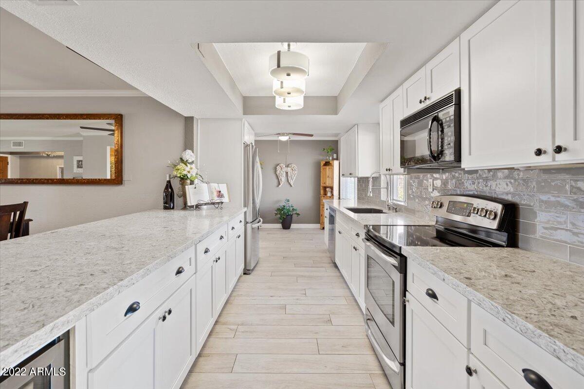 2906 E LAUREL Lane