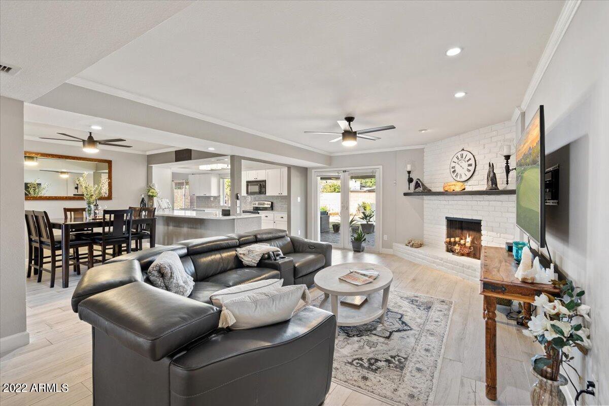 2906 E LAUREL Lane