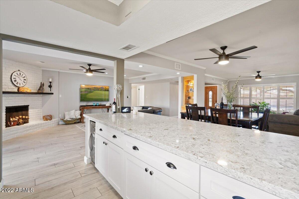 2906 E LAUREL Lane