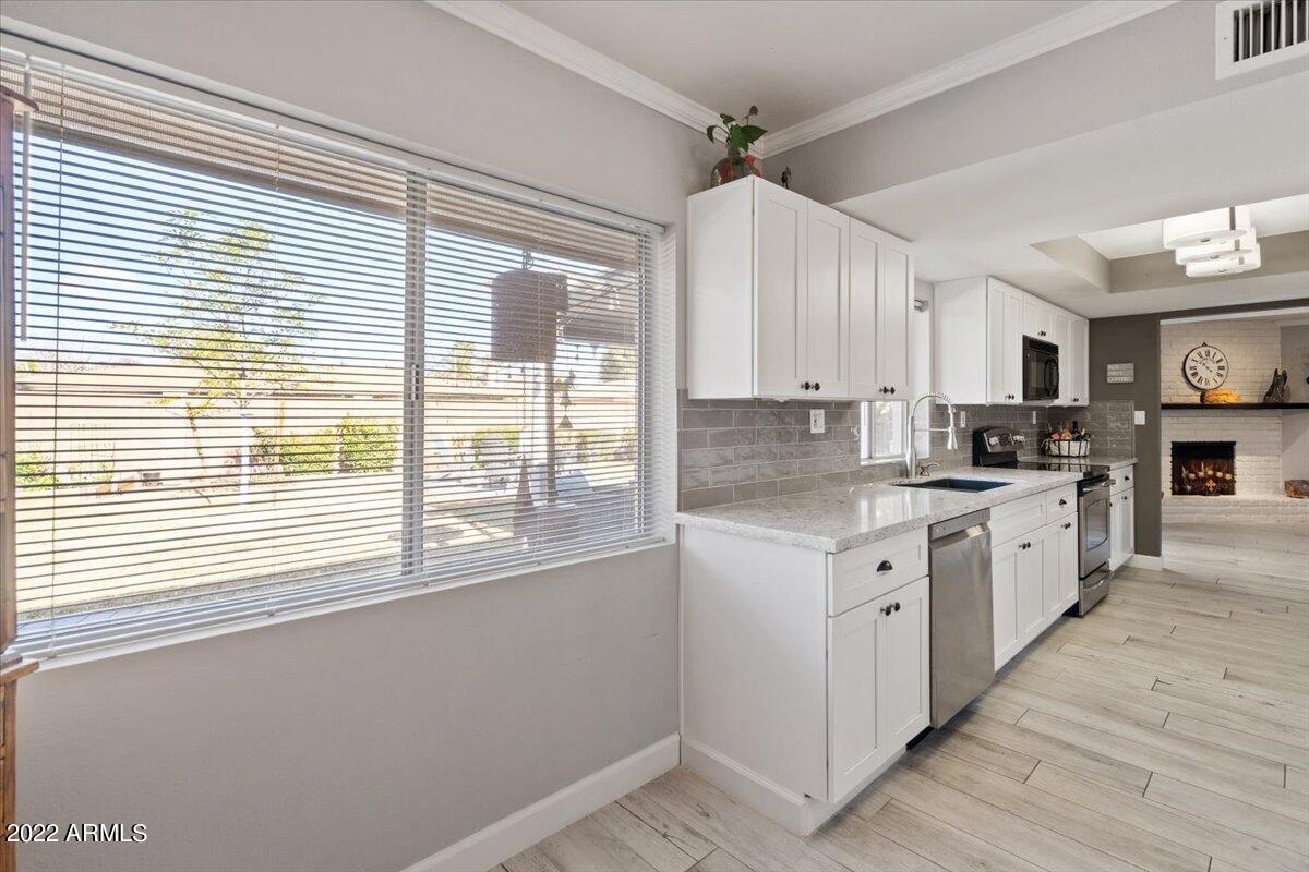 2906 E LAUREL Lane