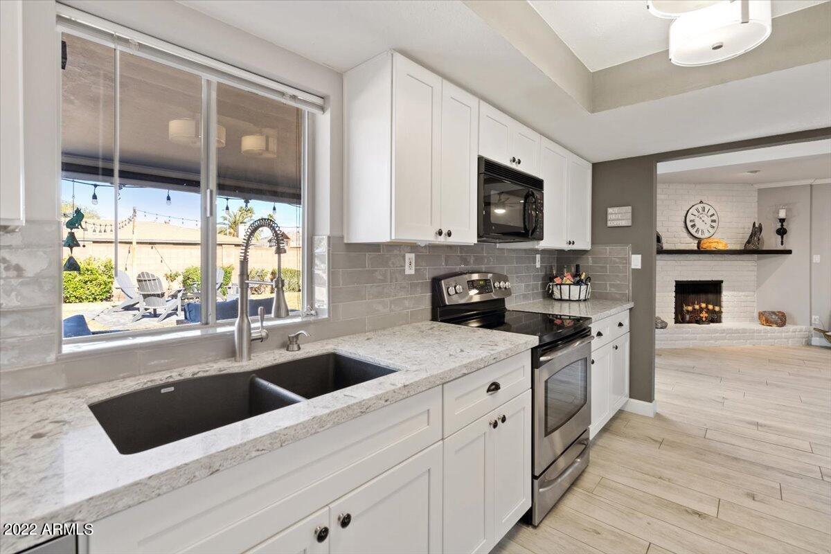 2906 E LAUREL Lane