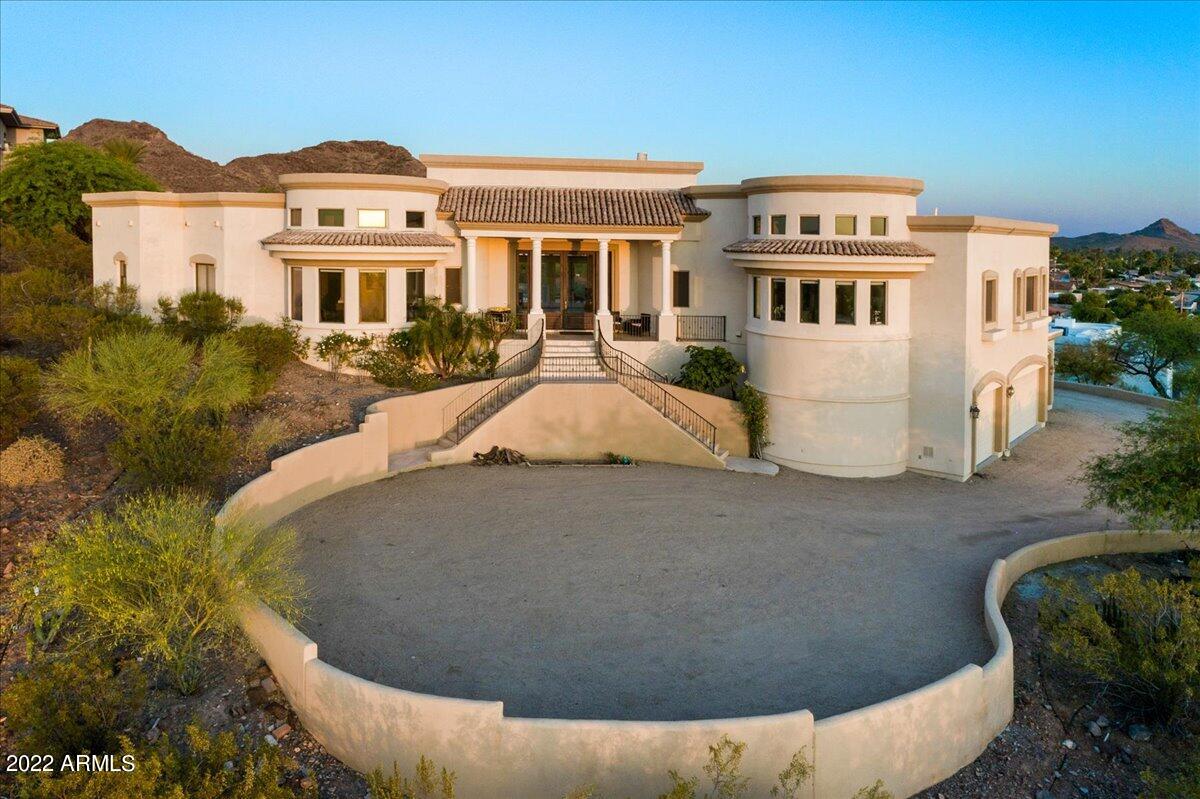 916 E WALTANN Lane
